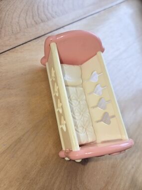 1/5$ 4/15$ 6/20$ Barbie Vintage-style Pink and Cream Doll Crib
